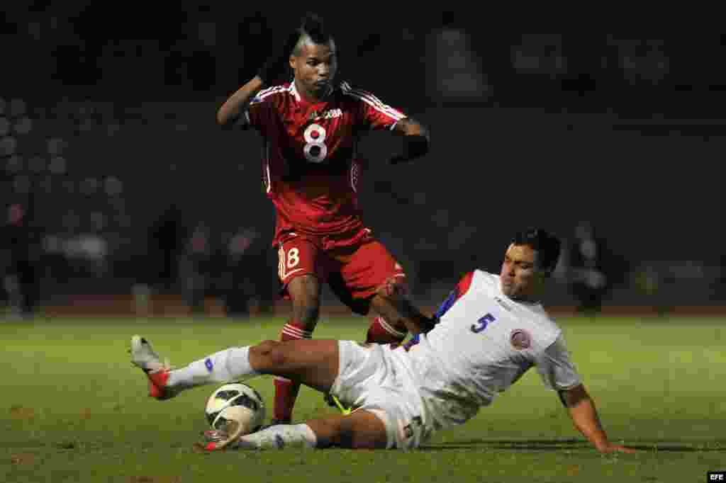 El jugador de Costa Rica Erick Calbaceta (d) disputa el balón con Yordan Santacrus (i) de Cuba martes 26 de febrero de 2013, durante el partido de cuartos de final de la eliminatoria de la Concacaf para el Mundial Sub'20 de Turquía en el Estadio Universi