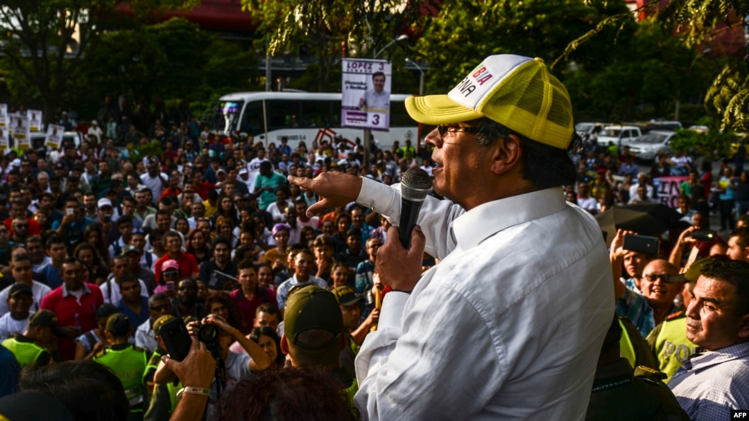 Gustavo Petro en campaña en Medellín.