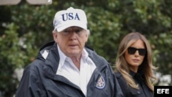 El presidente estadounidense, Donald Trump (i), y su esposa, Melania Trump, se disponen a embarcar en el Marine One en la Casa Blanca en Washington DC, Estados Unidos, hoy, 14 de septiembre de 2017, rumbo a Florida.