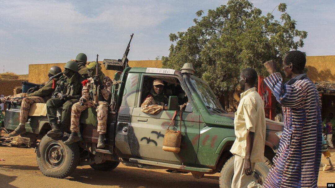 Soldados malienses en la localidad de Gossi, cerca de Gao, Mali. 