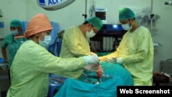 Médicos hondureños contratados en Ecuador.