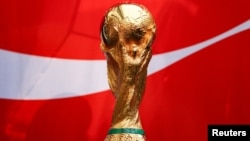 Este es el actual trofeo que se le entrega al campeón de la Copa Mundial, pero no siempre fue así.