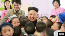 KIM JONG-UN REALIZA UNA VISITA DE AÑO NUEVO A UN ORFANATO JUNTO A SU HERMANA