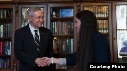 El líder de la mayoría senatorial, Henry Reid, del estado de Nevada, con la bloguera cubana Yoani Sánchez.