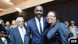 Asistentes a la presentación Suráfrica del film sobre Mandela, con Ahmed Mohamed Kathrada (i), actor británcio Idris Elba (c) y Graca Machel. 