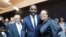Asistentes a la presentación Suráfrica del film sobre Mandela, con Ahmed Mohamed Kathrada (i), actor británcio Idris Elba (c) y Graca Machel. 