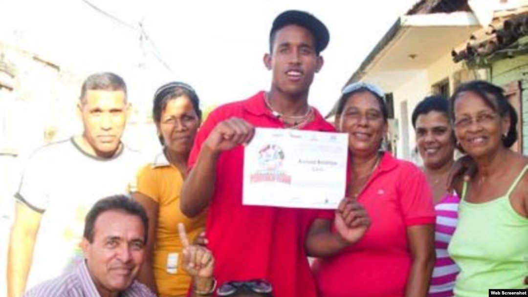 Ronald Bolaños fue homenajeado por su buena actuación en el Campeonato Panamericano de Béisbol Sub-18 de 2014.