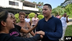 Un ex preso político se reúne con sus familiares tras ser liberado a las afueras de la prisión El Rodeo I en Guatire, estado Miranda, Venezuela, el 14 de agosto de 2026.
