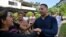 Un ex preso político se reúne con sus familiares tras ser liberado a las afueras de la prisión El Rodeo I en Guatire, estado Miranda, Venezuela, el 14 de agosto de 2026.