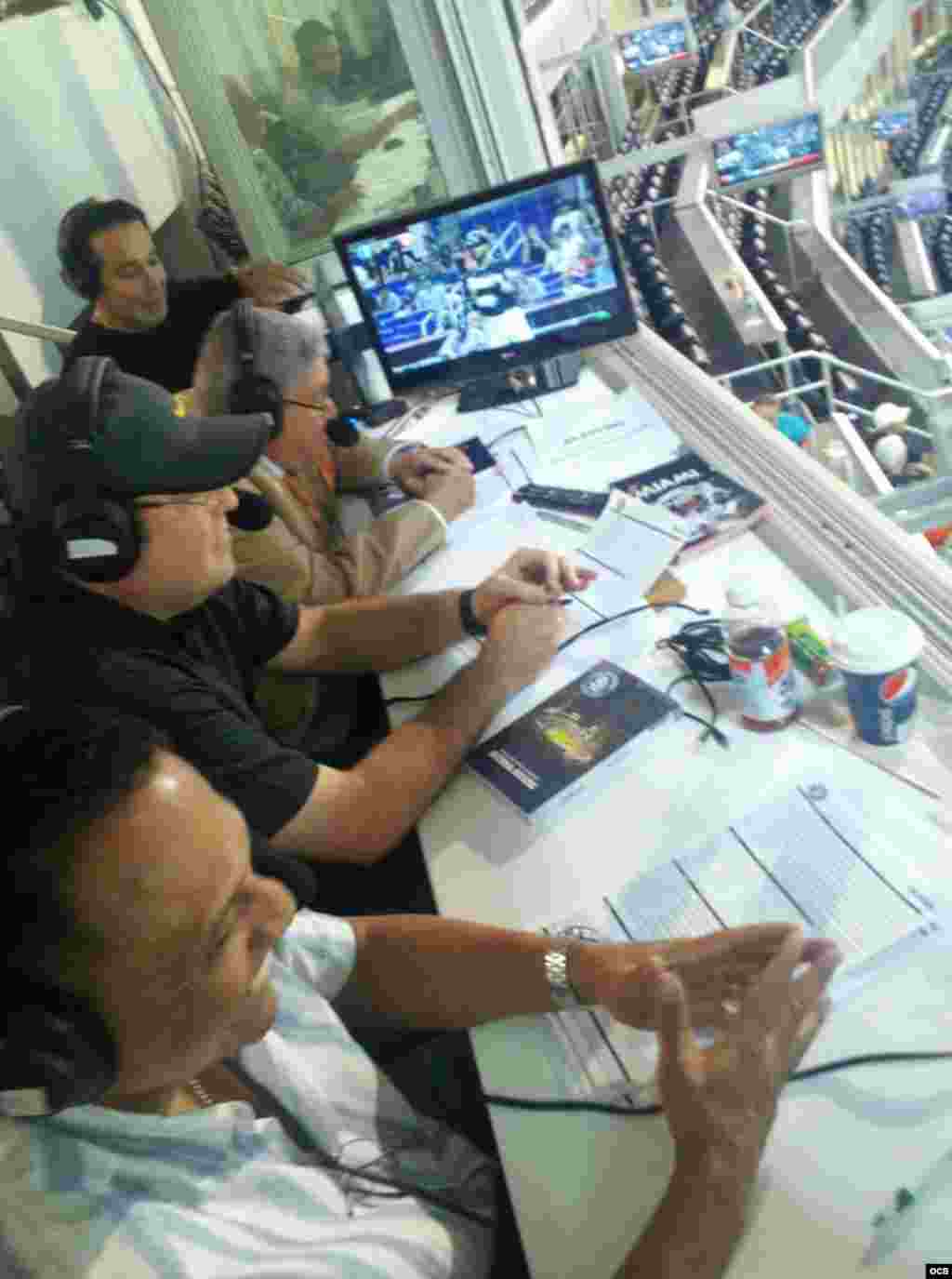 El equipo del programa radial Al duro y sin guantes en la trasmision en vivo del juego de Los Marlins contra Los Padres de San Diego, el viernes 27 de julio por Radio Mart&iacute;. 