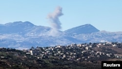 Se eleva humo en el sur del Líbano tras un ataque israelí, después de que un alto funcionario israelí declarara el viernes a Reuters que Israel y Hezbolá mantenían un alto el fuego, siempre y cuando Hezbolá no atacara a Israel.