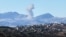 Se eleva humo en el sur del Líbano tras un ataque israelí, después de que un alto funcionario israelí declarara el viernes a Reuters que Israel y Hezbolá mantenían un alto el fuego, siempre y cuando Hezbolá no atacara a Israel.