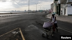 Ana Quiros empuja un carrito de la compra repleto de latas vacías que recolecta para vender, en La Habana, Cuba, 15 de mayo de 2026. REUTERS/Norlys Perez
