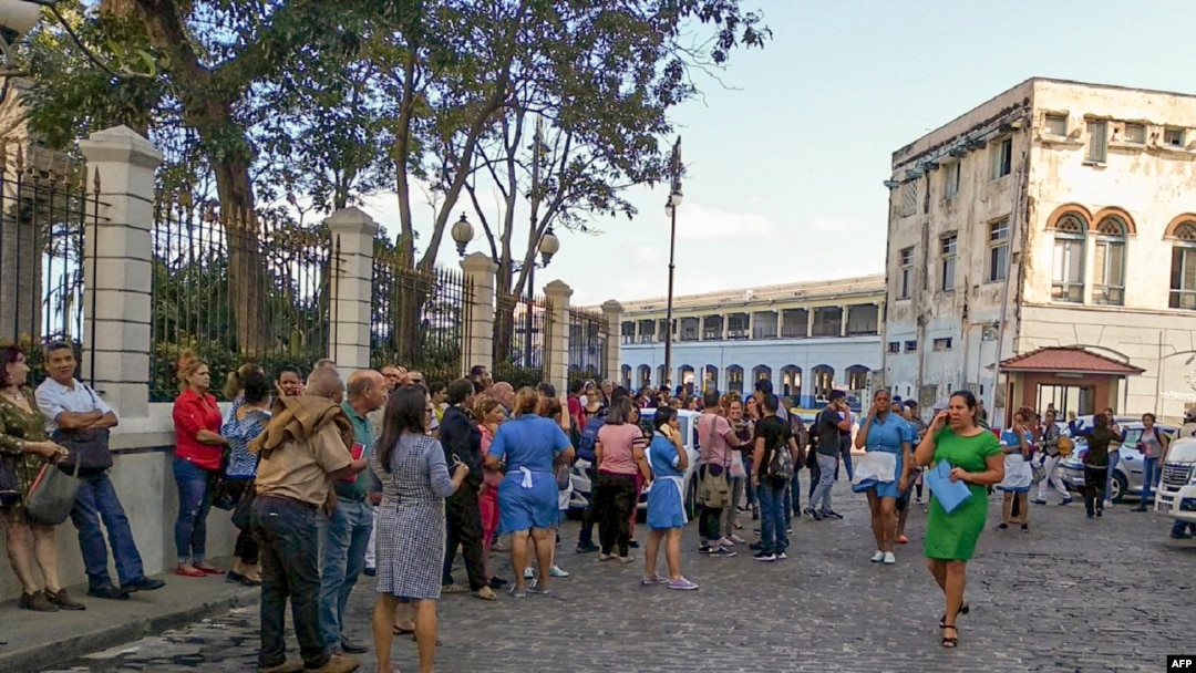 Trabajadores fueron evacuados de la Lonja del Comercio. ADALBERTO ROQUE / AFP)
