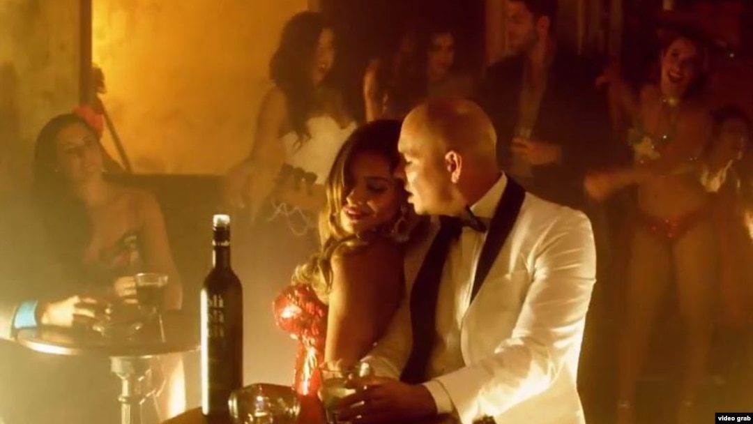 Imagen tomada del video musical "Fireball"