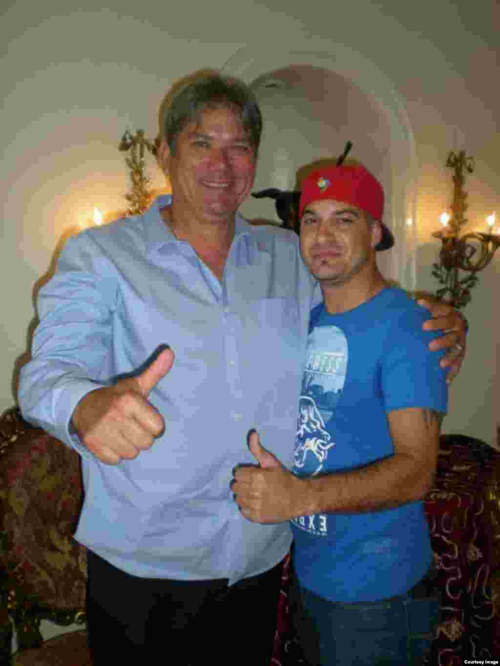 William Pérez con el estelar Rolando Arrojo.&nbsp;Cortesía de Glorias del béisbol cubano.