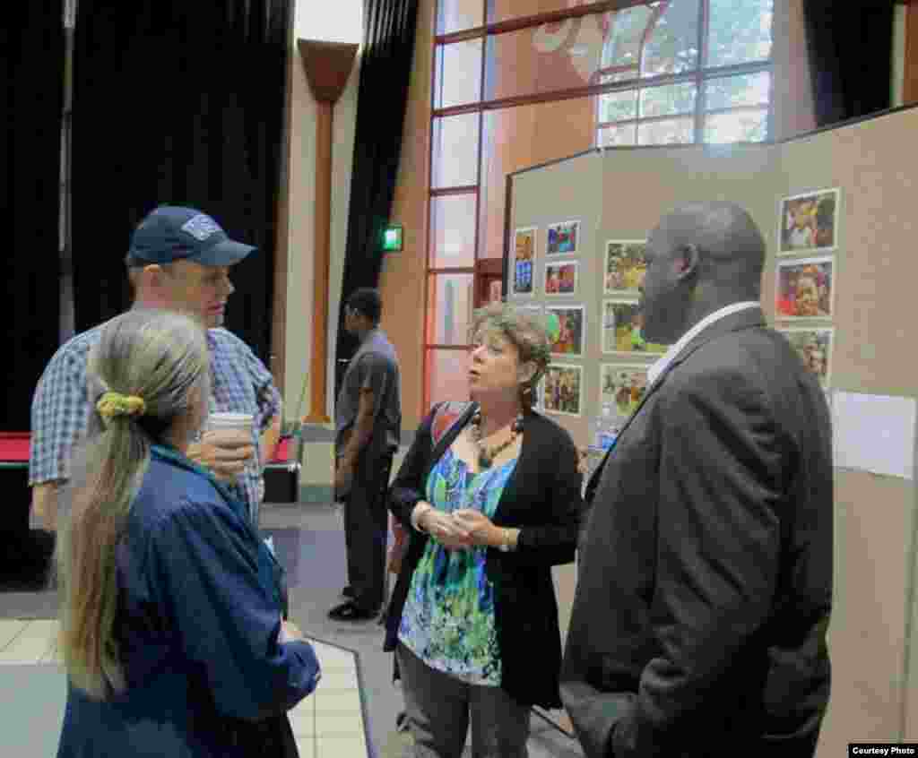 En un receso de las exposiciones de los temas en "AfricAméricas II: Somos la raíz del cambio".