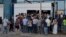 Cubanos se aglomeran para hacer comprar en mercados de la capital