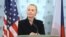 La secretaria de estado estadounidense, Hillary Rodham Clinton, ofrece una rueda de prensa en el Palacio Cernin durante su visita a Praga (República Checa).  