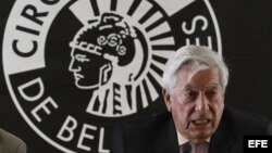 Los escritores Jorge Edwards (i) y Mario Vargas Llosa durante la conferencia de prensa que hoy, miércoles 25 de julio de 2012, ofrecieron en Madrid, en la que presentaron el "Llamado a la concordia", un manifiesto firmado por intelectuales y personalidade