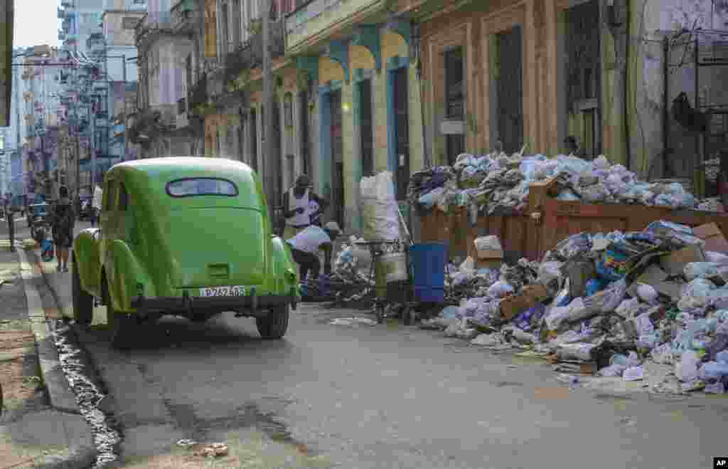 Un contenedor desbordado de basura, en una calle de la capital cubana. Los servicios de recogida de desperdicios son deficientes a lo largo de todo el país, generando la acumulación de basura en la vía pública.&nbsp;