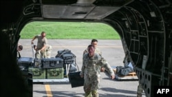 Esta fotografía distribuida por el Comando Sur de los Estados Unidos el 25 de junio de 2026 muestra a miembros de la Fuerza de Tarea Conjunta Bravo cargando equipo en un CH-47 Chinook en preparación para brindar apoyo a la respuesta de socorro ante el desastre en Venezuela.