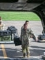 Esta fotografía distribuida por el Comando Sur de los Estados Unidos el 25 de junio de 2026 muestra a miembros de la Fuerza de Tarea Conjunta Bravo cargando equipo en un CH-47 Chinook en preparación para brindar apoyo a la respuesta de socorro ante el desastre en Venezuela.