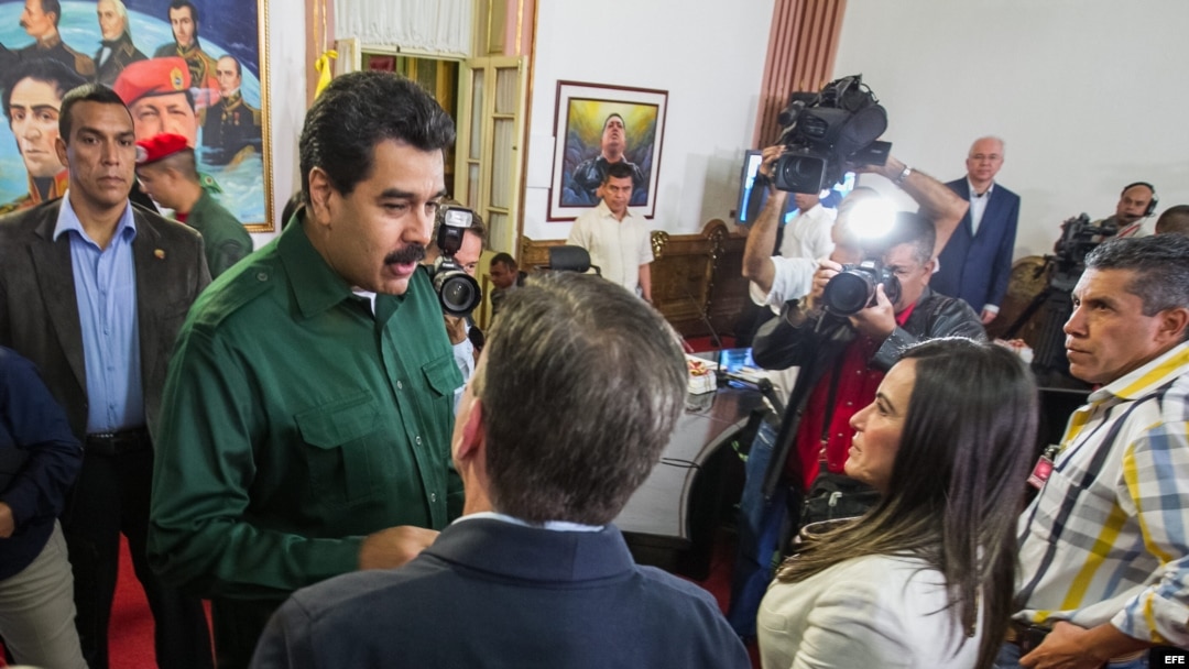 Maduro recibe a alcaldes opositores