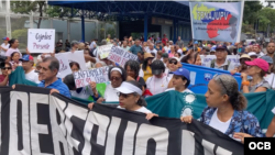 Manifestantes de diversos gremios del sector salud pública en Venezuela durante una protesta este martes en el centro de Caracas. 