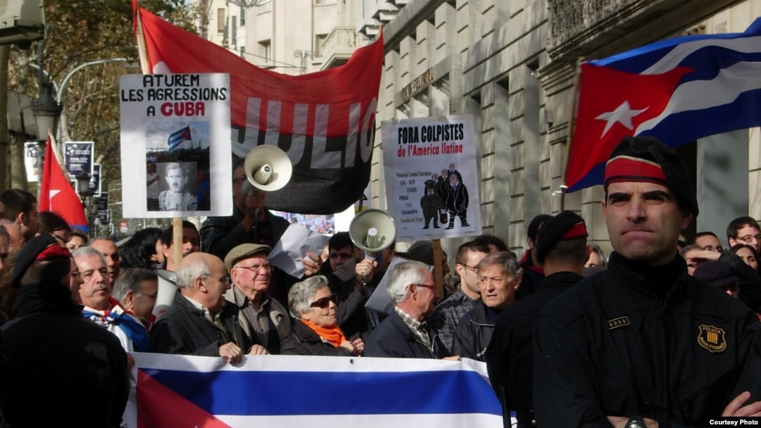Grupos procastristas catalanes enfrentaban en 2010 a exiliados cubanos en consulado de Barcelona. Foto: Jorge Ignacio Pérez.