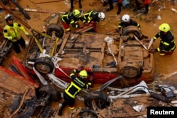 Los bomberos buscan posibles víctimas dentro de un coche que quedó varado en un túnel tras las fuertes lluvias en Alfafar, en Valencia, España, 1 de noviembre de 2024. REUTERS/Susana Vera