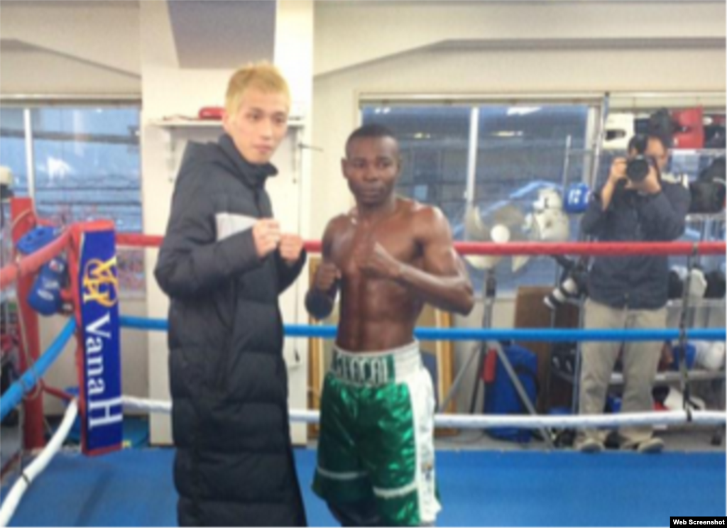 Hisashi Amagasa (i) y Guillermo Rigondeaux antes de su pelea del 31 de diciembre de 2014 en el Coliseo Bodymaker en Osaka, Japón. &nbsp;