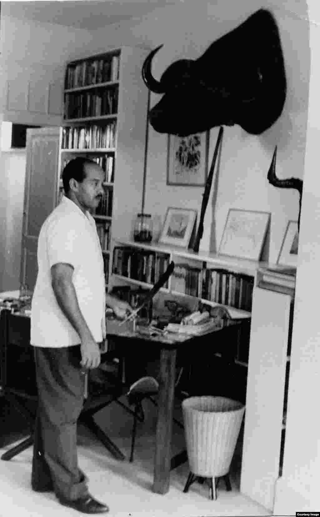 René Villarreal en el estudio de Hemingway en 1064, cuando fue administrador y director del Museo Hemingway.