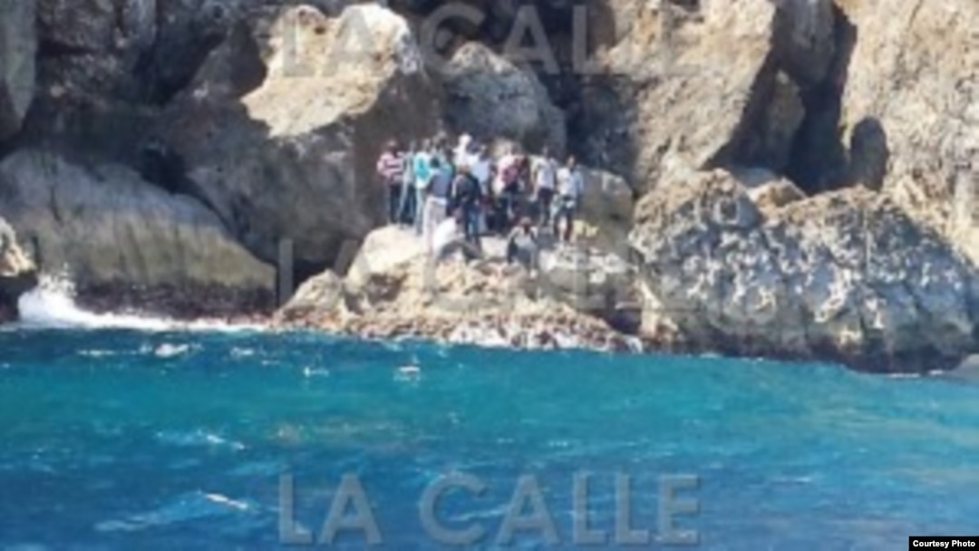 Grupo de cubanos abandonados por contrabandistas en islas de Puerto Rico.