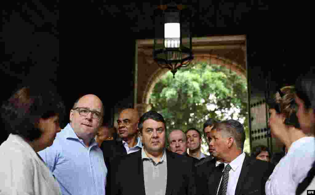 El ministro alemán de Economía, Sigmar Gabriel (c), realiza un recorrido por el Centro Histórico de La Habana hoy, viernes 8 de enero de 2016. EFE