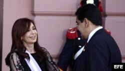La presidenta argentina, Cristina Fernández de Kirchner (i), saluda a Nicolás Maduro (d)
