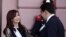 La presidenta argentina, Cristina Fernández de Kirchner (i), saluda a Nicolás Maduro (d)