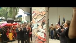 Desvelan en el Miami Dade College parte del Muro de Berlín