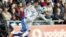 El delantero del Real Madrid Jesé Rodríguez intenta controlar el balón ante el defensa del Getafe Juan Valera