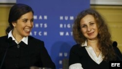 Las integrantes del grupo feminista punk ruso Pussy Riot, Nadezhda Tolokonnikova (i) y Maria Alyokhina (d), comparecen en una rueda de prensa en el centro De Balie en Ámsterdam, Holanda.