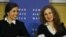 Las integrantes del grupo feminista punk ruso Pussy Riot, Nadezhda Tolokonnikova (i) y Maria Alyokhina (d), comparecen en una rueda de prensa en el centro De Balie en Ámsterdam, Holanda.
