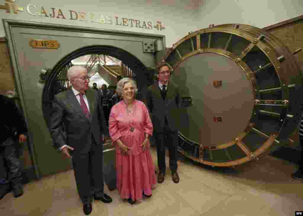 La escritora mexicana Elena Poniatowska, Premio Cervantes 2013, durante el acto en el que ha donado un legado a la Caja de las Letras del Instituto Cervantes, dos días antes de recibir el premio de manos del Rey.