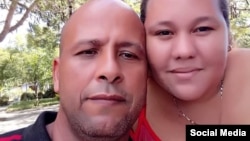 El preso político cubano Alexander Verdecia junto a su esposa, Eliannis Villavicencio. (Foto: Facebook)