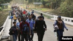 Migrantes caminan en una caravana en un intento de llegar a la frontera con Estados Unidos, en Escuintla, México, 27 de diciembre de 2023. REUTERS/José Torres
