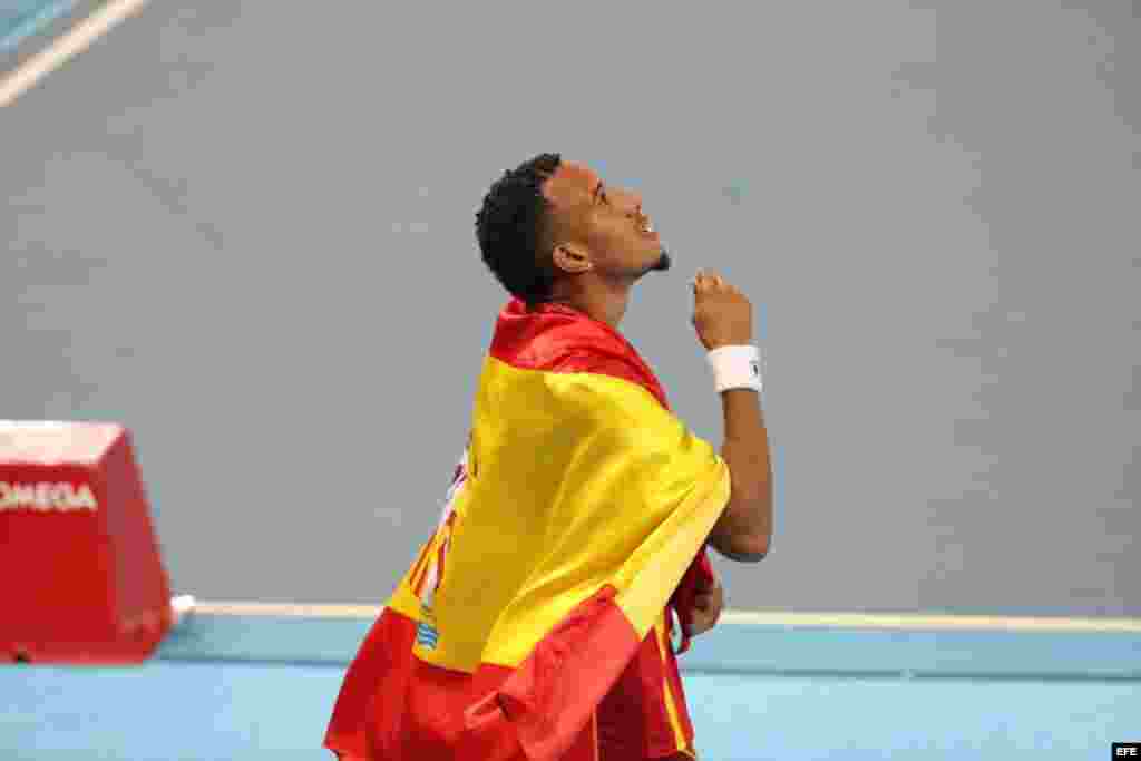 El cubano nacionalizado español Orlando Ortega celebra su medalla de plata de los 110 metros vallas el 16 de agosto de 2016, durante las competencias de atletismo de las Olimpiadas Río 2016, en el Estadio Olímpico de Río de Janeiro (Brasil).