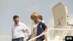 28/08/2012.- El gobernador de Massachussets y candidato a la presidencia de Estados Unidos, Mitt Romney, su esposa, Anne Romney, y uno de sus nietos a su llegada a Tampa, Florida, Estados Unidos. 