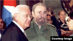 George Ryan, ex gobernador de Illinois, junto al anciano dictador Fidel Castro durante su visita a la isla en 1999.