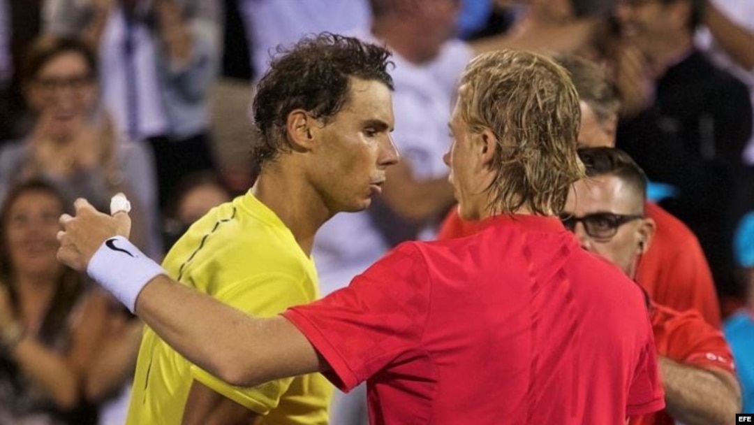 Nadal (i) felicita a Shapovalov.