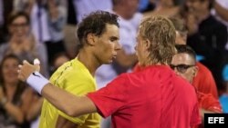 Nadal (i) felicita a Shapovalov.