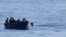 Balseros cubanos en alta mar.